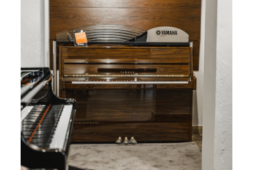Акустическое пианино Yamaha JU109 PM - красное дерево полированный