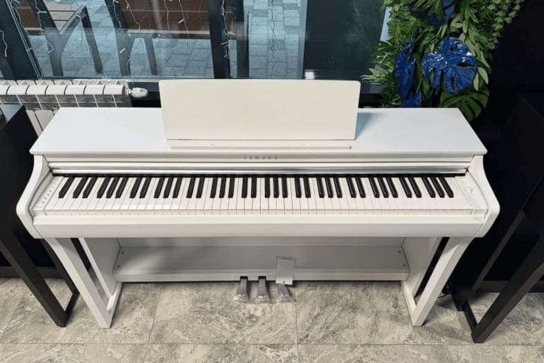 Цифровое пианино Yamaha CLP-825 WH