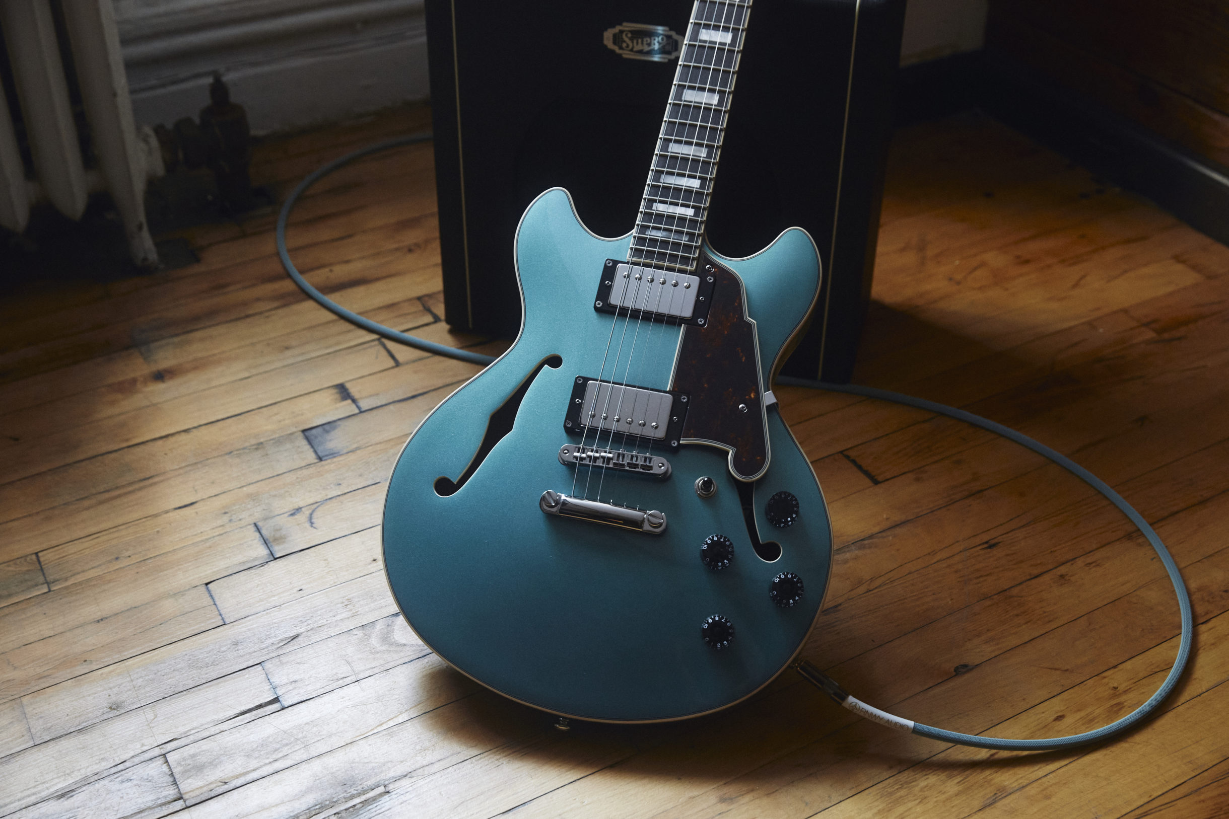 Полуакустическая электрогитара DAngelico Premier DC Champagne Stopbar