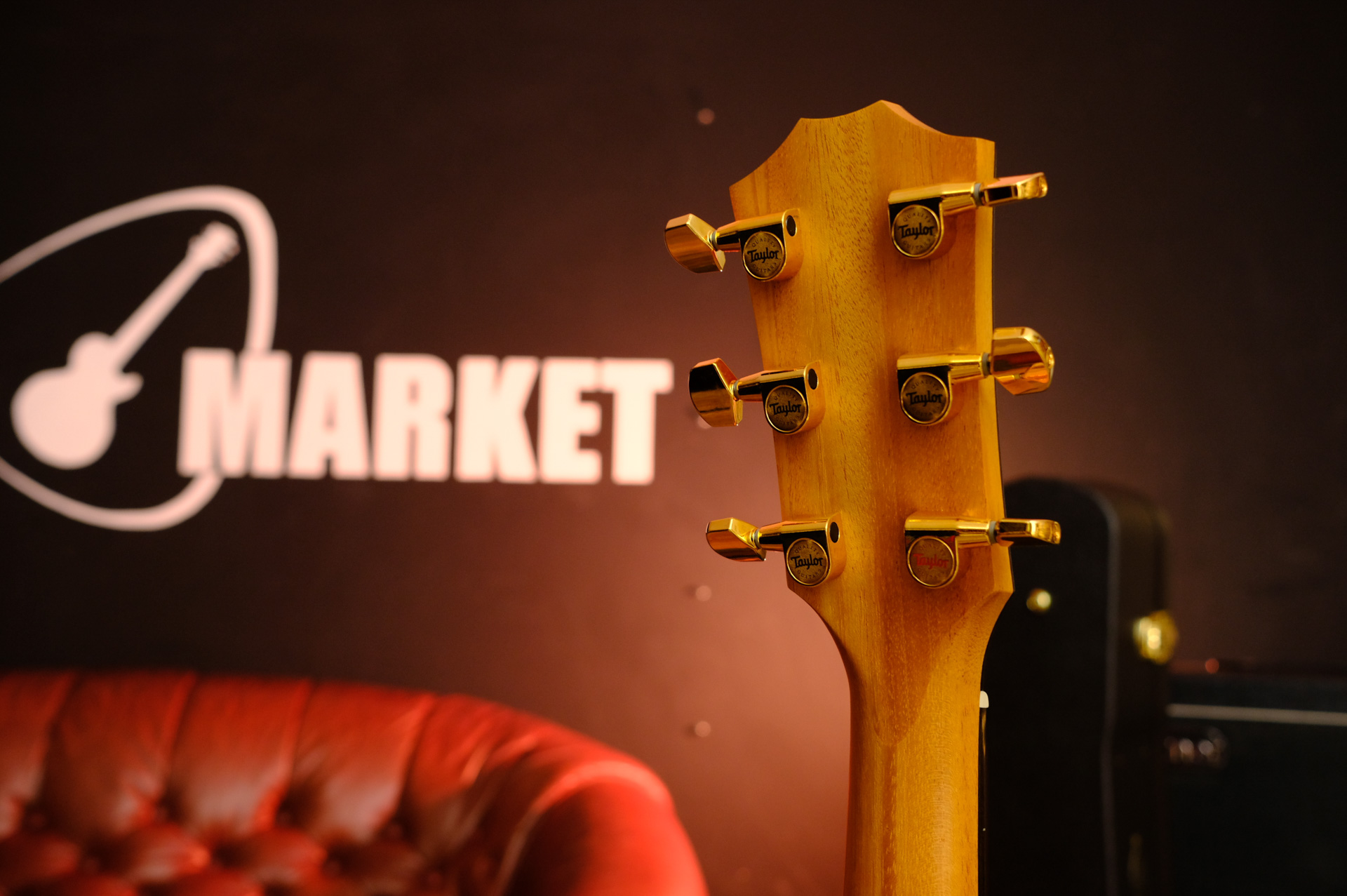 Электроакустическая гитара с кейсом TAYLOR 222CE-K DLX 200 Series Deluxe