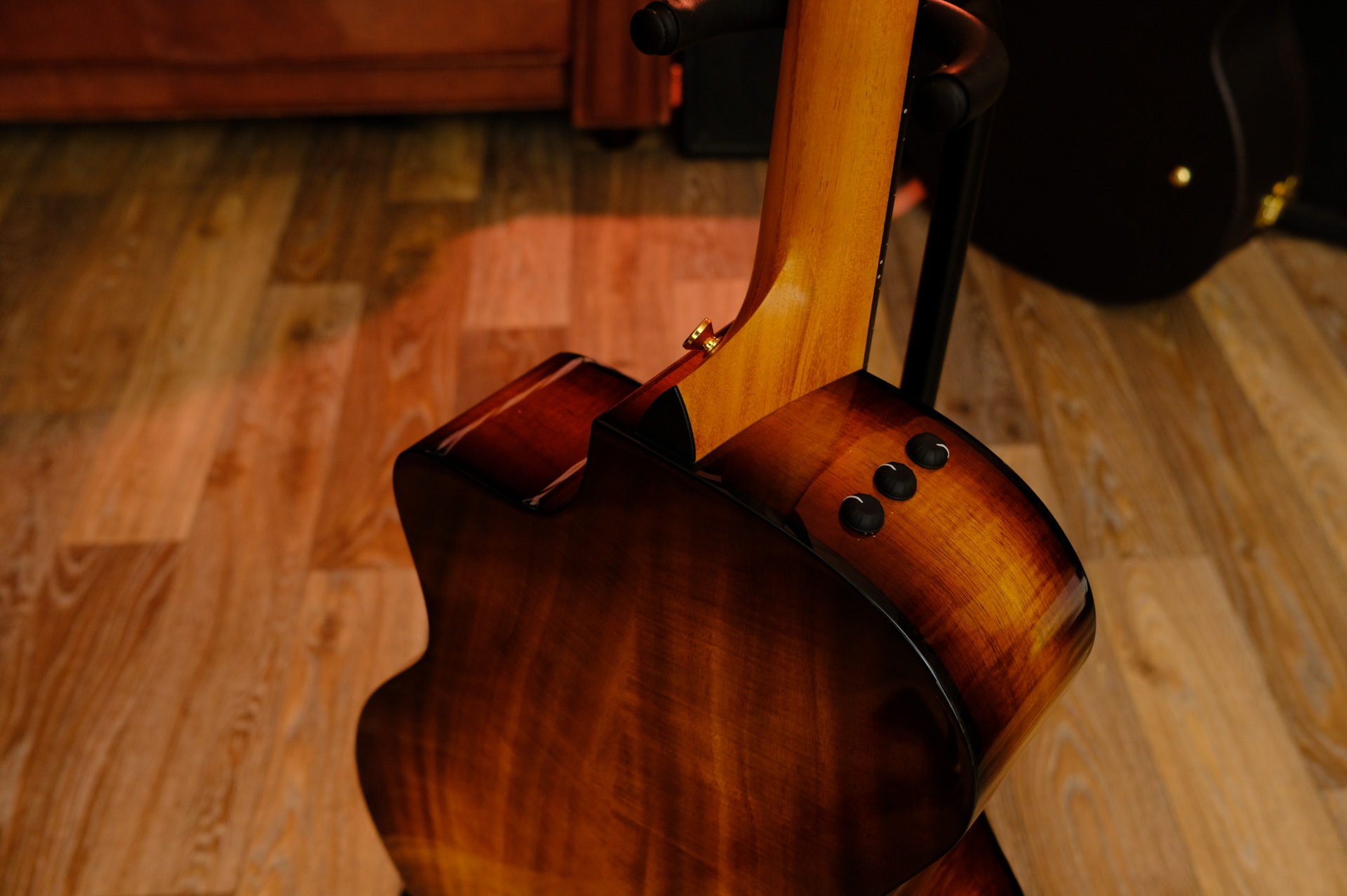 Электроакустическая гитара с кейсом TAYLOR 222CE-K DLX 200 Series Deluxe