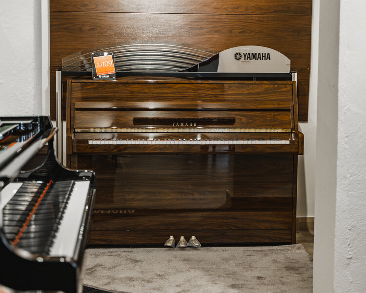 Акустическое пианино Yamaha JU109 PM - красное дерево полированный