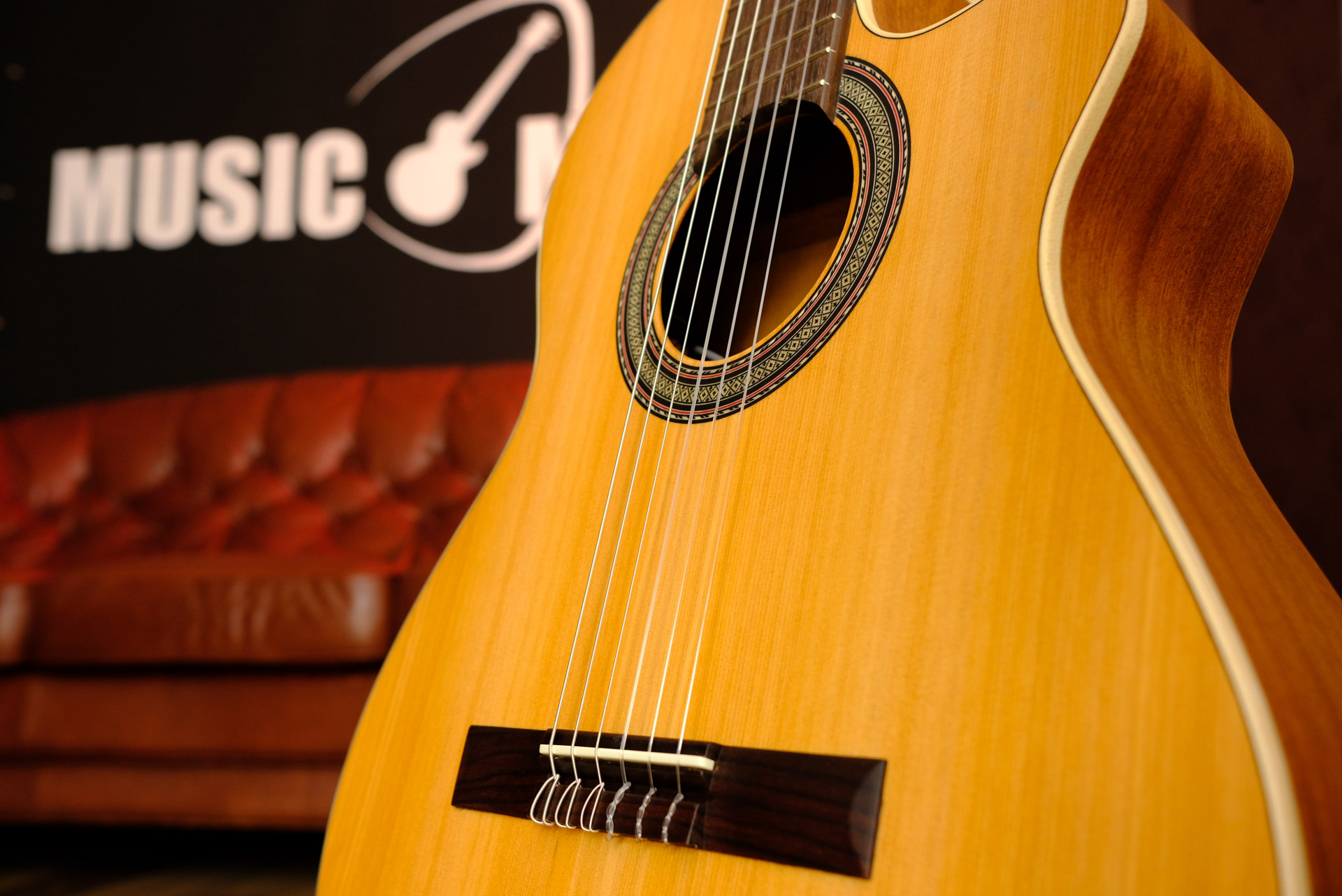 Классическая гитара со звукоснимателем Alhambra Open Pore Z-Nature CW EZ 8.000