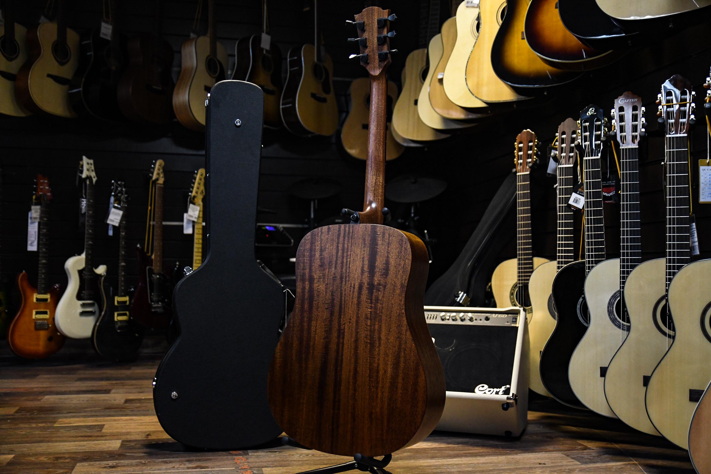 Акустическая гитара LAG T-170D