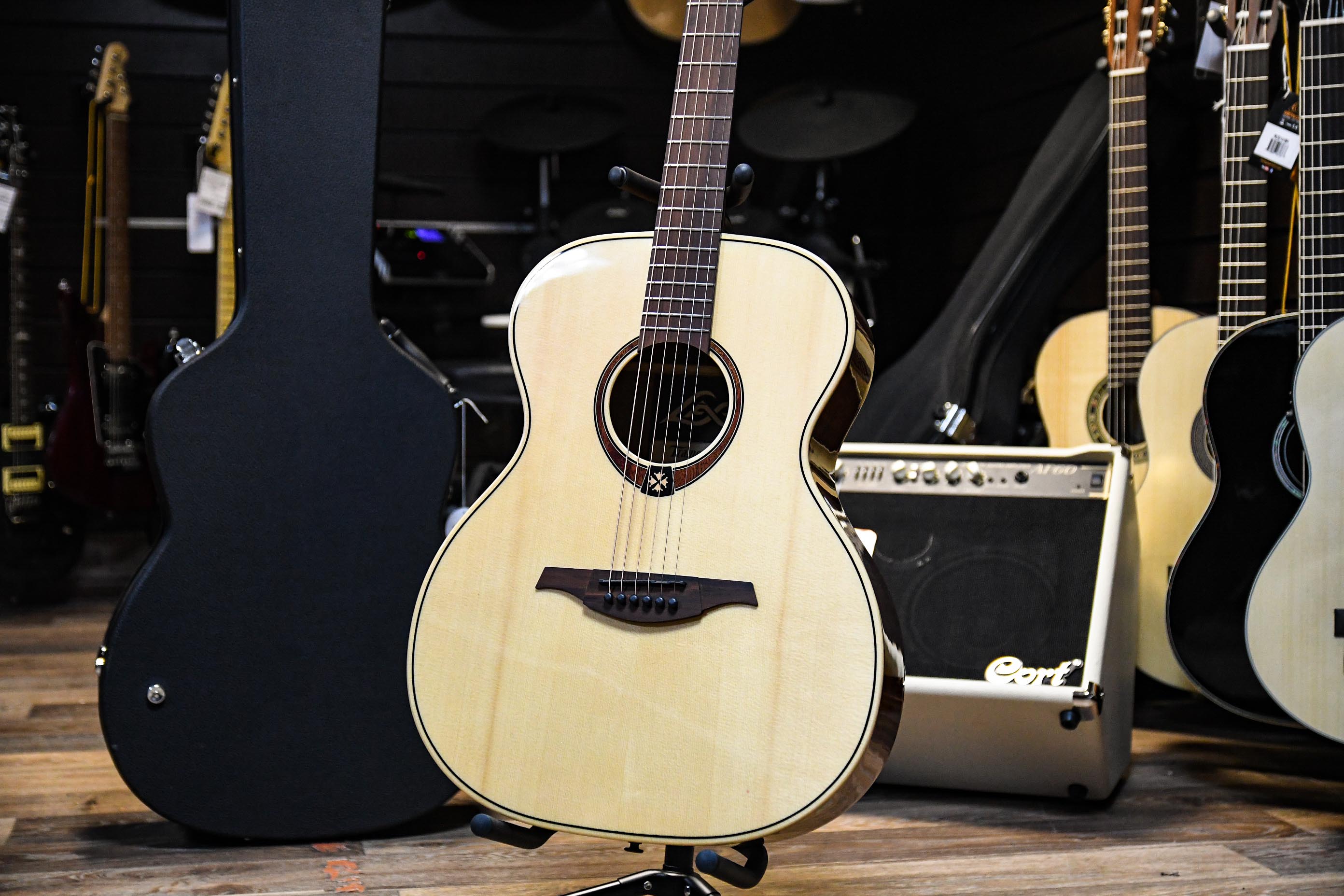 Акустическая гитара LAG T-88A