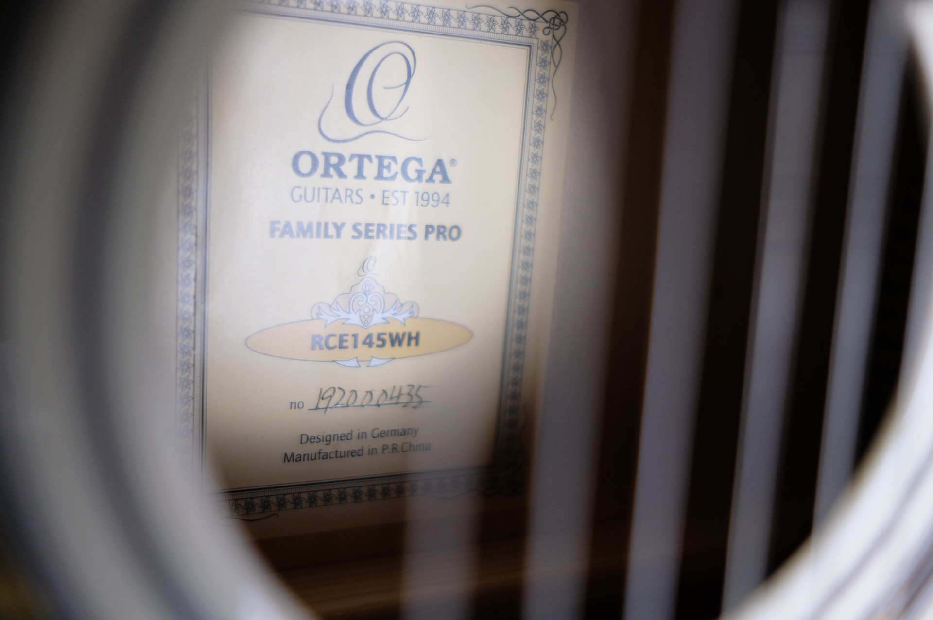 Классическая гитара с подключением Ortega RCE145WH Family Series Pro