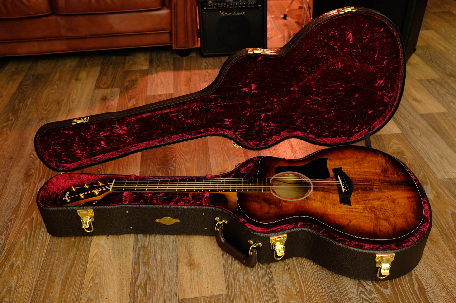 Электроакустическая гитара с кейсом TAYLOR 224CE-K DLX 200 Series Deluxe