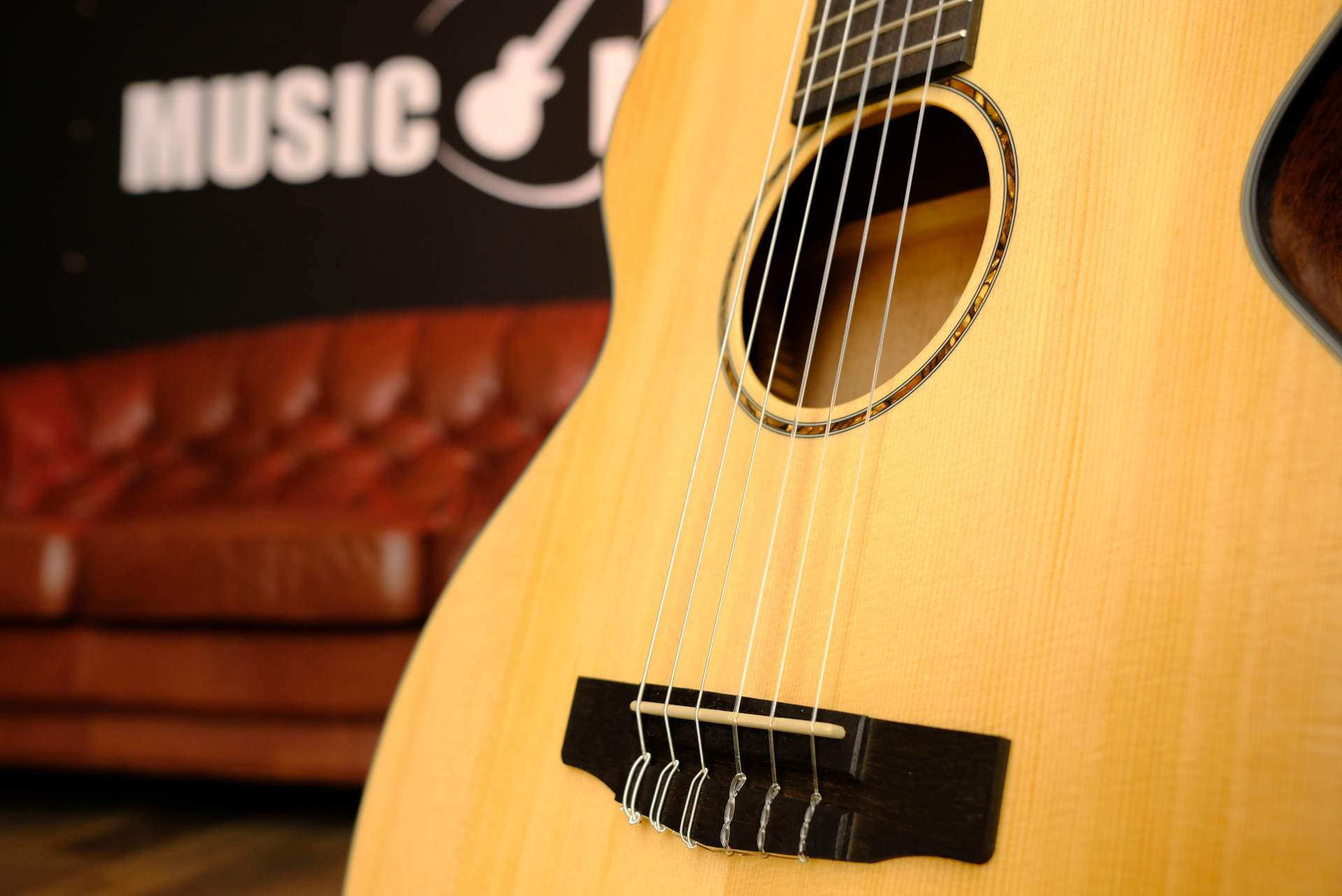 Классическая гитара со звукоснимателем Cort CEC3-NS Classic Series